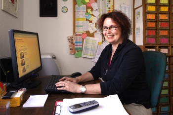 Petra Mösli doing office work