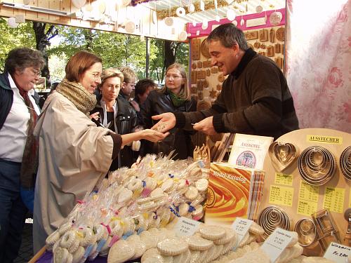 Änis-Paradies an der Herbstmesse in Basel: Linus Feller bedient die Kundinnen und Kunden immer mit einem Lächeln