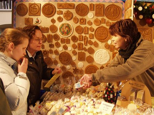 Änis-Paradies am Weihnachtsmarkt auf dem Barfüsserplatz in Basel: Frau Volken bedient die Kunden immer mit einem Lächeln