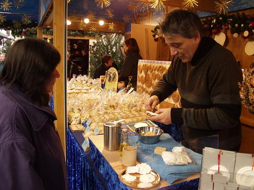 Änis-Paradies am Weihnachtsmarkt auf dem Barfüsserplatz in Basel: Linus Feller demonstriert die Herstellung von Papierreliefs