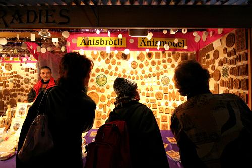 Änis-Paradies an der Herbstmesse in Basel: Bis spät am Abend begeistert das Sortiment der Model die Passanten