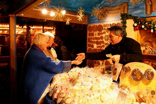 Änis-Paradies am Weihnachtsmarkt auf dem Barfüsserplatz in Basel: Linus Feller bedient seine Kunden auch noch am späten Abend