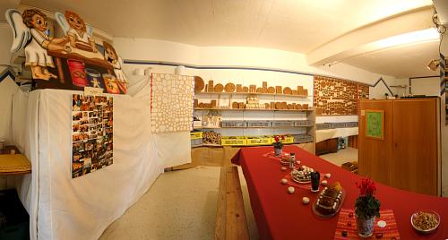 Tage der offenen Tür beim Änis-Paradies in Olten: In der Werkstatt sind schön dekorierte Tische vorhanden und ein reiches Sortiment ausgestellt